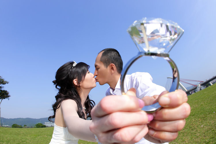 婚纱配钻戒