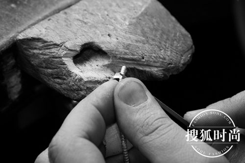 珠宝工匠细心打造手镯上的金质滚珠