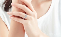 女人左手知名指戴戒指是甚么意思
