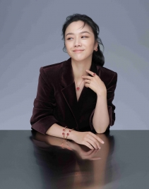 汤唯佩带萧邦Precious Lace系列珠宝珠宝套装，开启新年“红”运